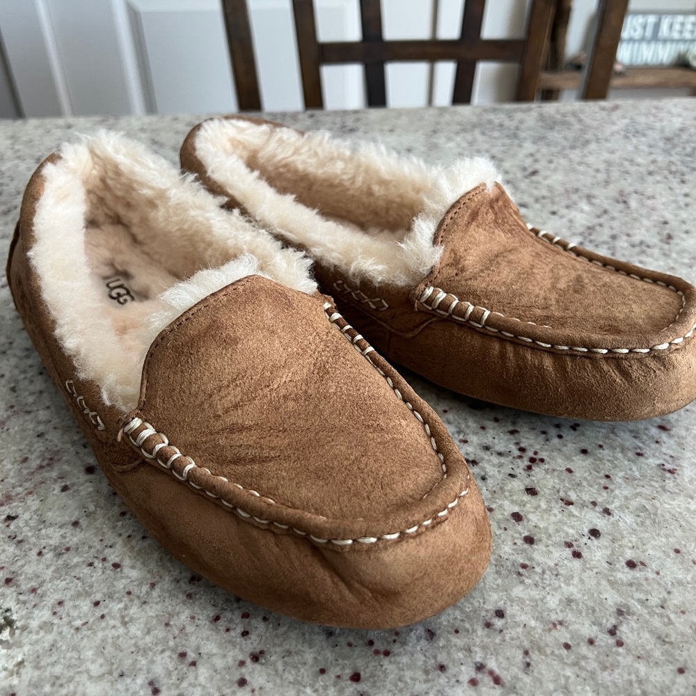 UGG Women’s Ansley Sheepskin Suede Slipper in Chestnut